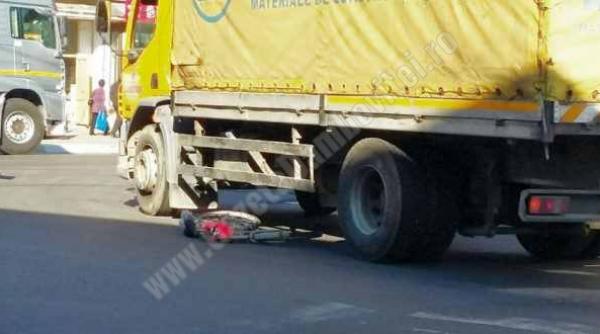 gaesti barbat calcat de un camion pe trecerea de pietoni