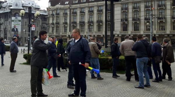 prahova zeci de angajati ai societatii de transport public din ploiesti protesteaza in centrul orasului