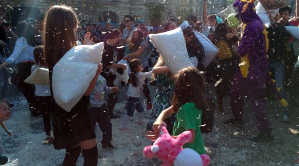 galerie foto bucuresti international pillow fight day 2017