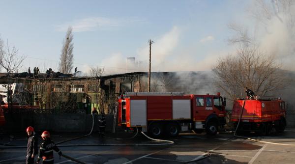 incendiu la o hala de depozitare de pe bd bucurestii noi