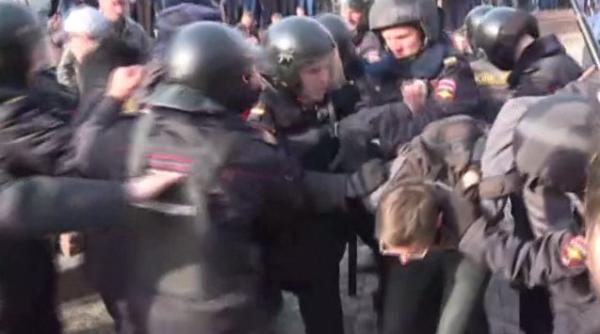 usia circa 30 de manifestanti ai opozitiei au fost arestati la moscova