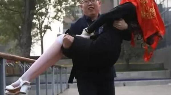 un inginer chinez s a casatorit cu un robot