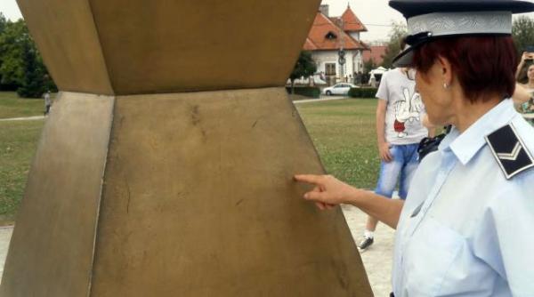 coloana fara sfarsit vandalizata de o fata