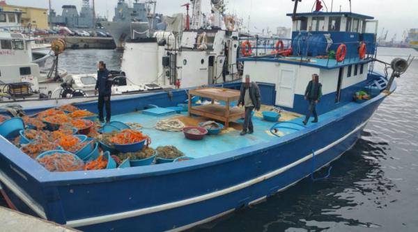 constanta pescador turcesc surprins la braconat in apele romanesti ale marii neagre oprit cu focuri de arma