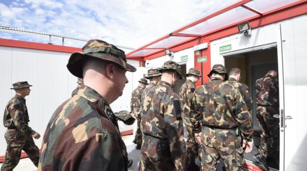 ministrul apararii al ungariei militarii care pazesc frontiera ar putea fi inlocuiti de vanatori la frontiera