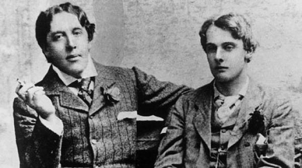 un portret al lui oscar wilde printre operele expuse la prima retrospectiva majora dedicata artei queer