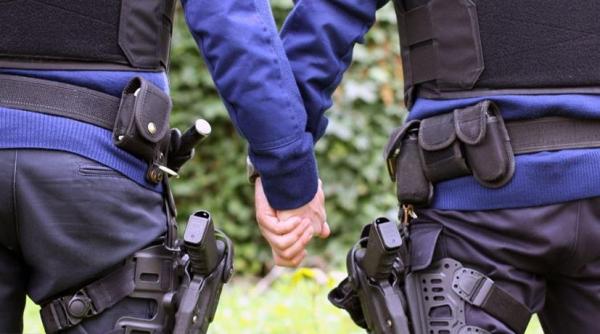 barbatii din olanda se tin de mana in semn de solidaritate dupa un atac asupra unui cuplu gay