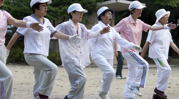 initiativa bizara in japonia varstnicii primesc reducere la propriile funeralii daca isi predau permisul de conducere