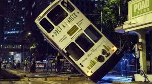 video 14 oameni au fost raniti dupa ce un tramvai supraetajat s a rasturnat