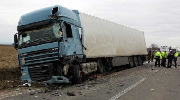 un tir a intrat in coliziune cu doua masini pe dn72