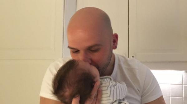 andrei stefanescu se pregateste de botez cine vor fi nasii baietelului sau