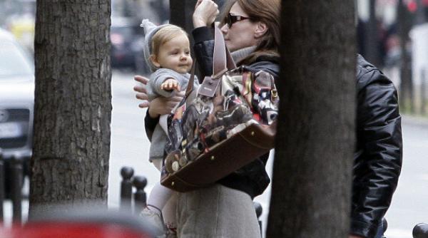 fiica lui sarkozy si a carlei bruni s a ales cu un tatuaj cu henna la marrakech