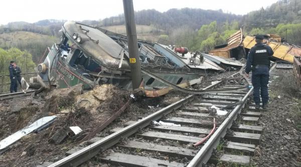 mentinerea trenurilor pe sine cu piese aduse de acasa