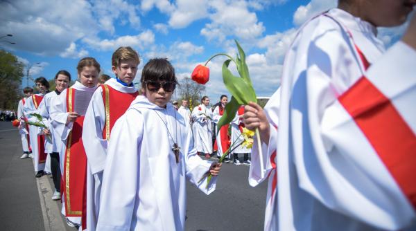 mii de catolici in procesiune pe strazile capitalei