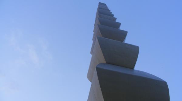 dosar penal dupa ce o minora de 16 ani si a scrijelit numele pe coloana infinitului