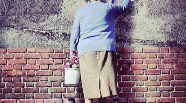 politia a retinut o femeie de 86 de ani care picta in stilul graffiti sediul bancii nationale