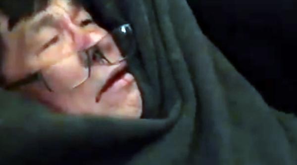 video un pasager a fost tarat cu forta din avion dupa ce a facut scandal