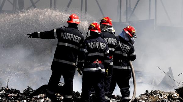 bacau un incendiu a cuprins patru gospodarii din comuna brusturoasa intervin 35 de pompieri cu sase autospeciale