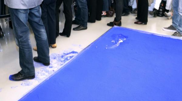 sacrilegiu la o galerie de arta din nisa un barbat a calcat intr o lucrare a lui yves klein