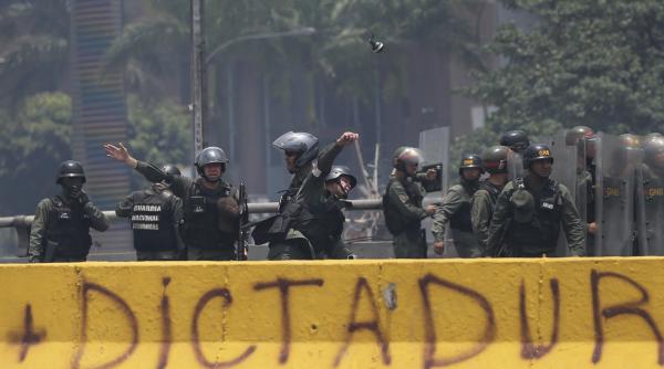 maduro omenit cu oua rosii si bolovani