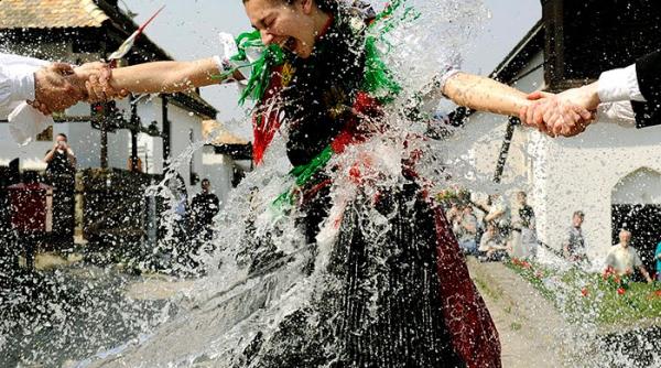 arad udatul fetelor in a doua zi de pasti obicei pastrat in aproape toate comunitatile