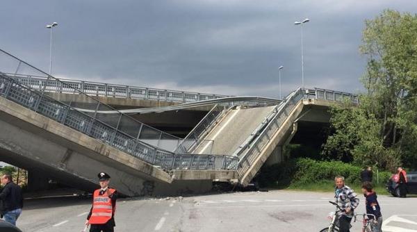 inca o pasarela s a prabusit peste o autostrada din italia