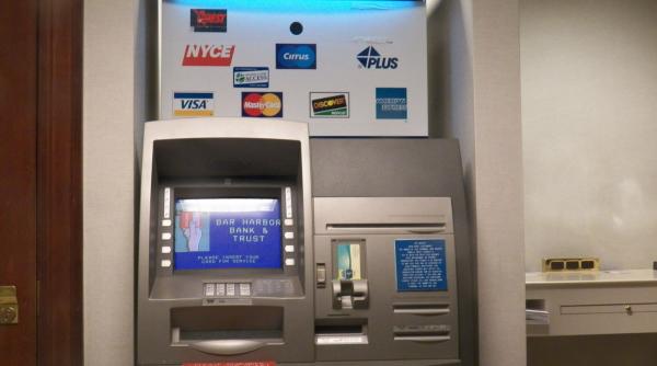 o politista locala din hunedoara a gasit 1 700 de lei langa un bancomat