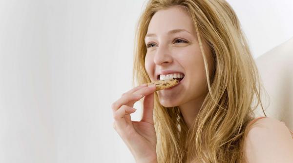 ce mananci daca ti e foame intre mese 3 exemple gustoase si cu mai putin de 100 de calorii