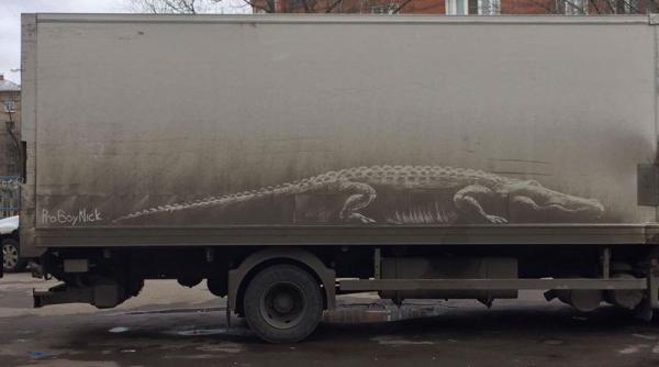 un artist din rusia picteaza desene inedite transformand murdaria de pe masini in opere de arta