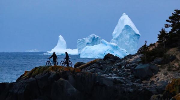 video un iceberg gigantic a ramas blocat in apele putin adanci din provincia canadiana terra nova