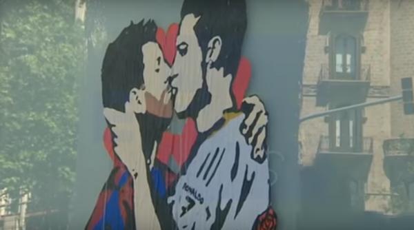 un graffiti reprezentand un sarut intre messi si cristiano ronaldo marcheaza ziua de sant jordi in barcelona