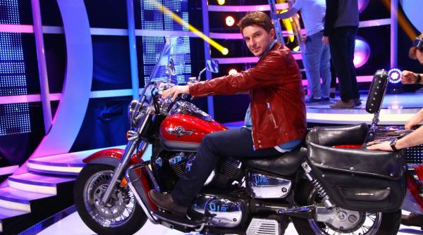 alex vasilache isi aduce motocicleta un kawasaki vulcan pe scena de la te cunosc de undeva