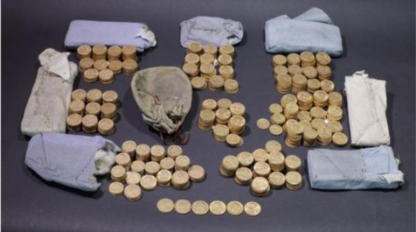 o comoara care continea sute de monede de aur descoperita sub clapele unei pianine