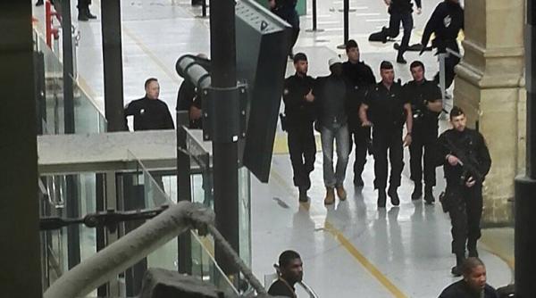 un barbat a fost arestat in gara de nord din paris dupa ce a amenintat politia cu un cutit