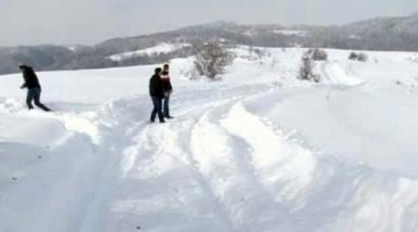 vaslui pompierii nu au putut ajunge la o casa care a luat foc stratul de zapada depaseste un metru