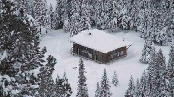 echipele de salvatori au preluat trupurile victimelor avalansei din retezat si au revenit la refugiul gentiana