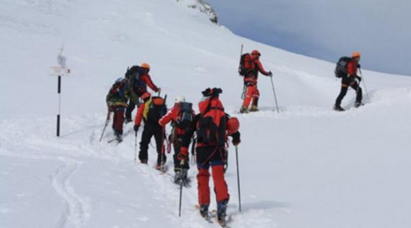 hunedoara echipele de salvatori au ajuns in locul unde s a produs avalansa din retezat