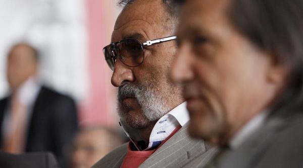 ion tiriac asa suntem noi abia asteptam sa sarim pe ai nostri si le permitem strainilor sa faca ce vor la noi acasa