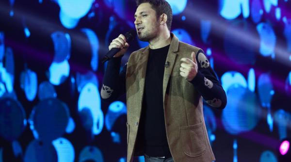 un concurent vine la iumor cu o parodie a piesei cine m a facut om mare