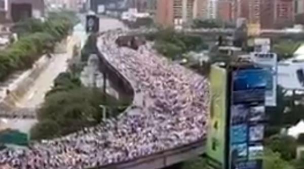 mii de oameni protesteaza la caracas impotriva presedintelui maduro 21 de persoane au murit an timpul manifestarilor