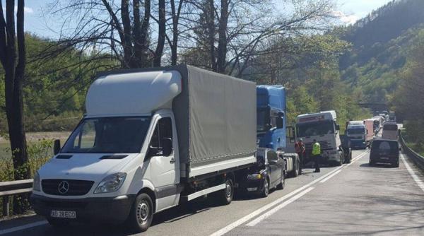 valcea trafic ingreunat pe valea oltului la cornetu dupa un accident in care au fost implicate trei tir uri si un autoturism