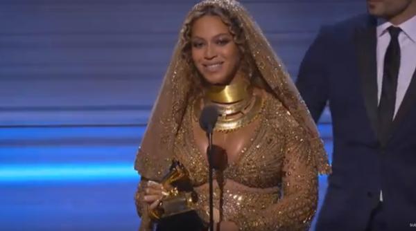 beyonce ofera patru burse femeilor care studiaza artele creative muzica literatura si studiile afro americane