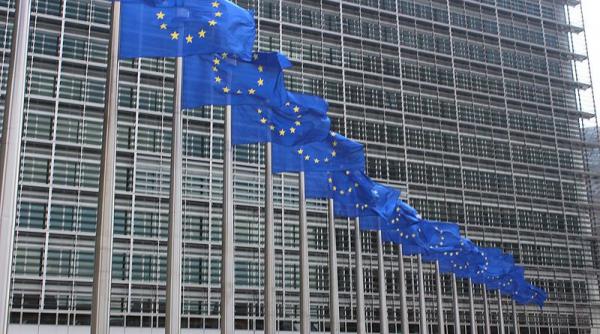 comisia europeana vrea sa le acorde tatilor mai mult timp liber in perioada nasterii copiilor