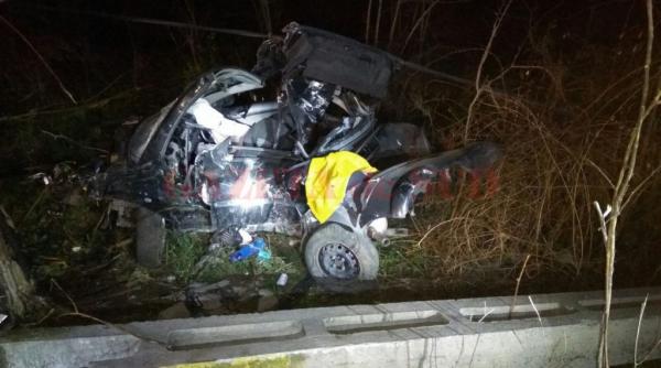 gorj o tanara a decedat dupa ce a intrat cu masina intr un stalp