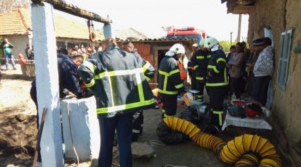 copilul salvat din put respira cu ajutorul unei masti de oxigen