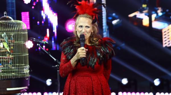 o concurenta din america ii va surprinde pe juratii iumor cu veselia ei si cu abilitatea de a imita diferite sunete de pasari