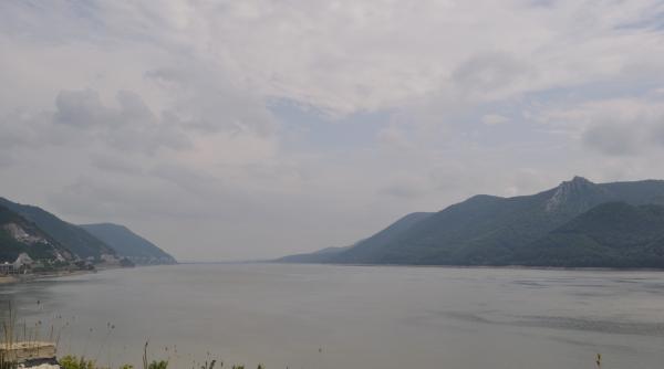 trupul unui barbat de aproximativ 60 de ani a fost gasit plutind pe dunare la braila