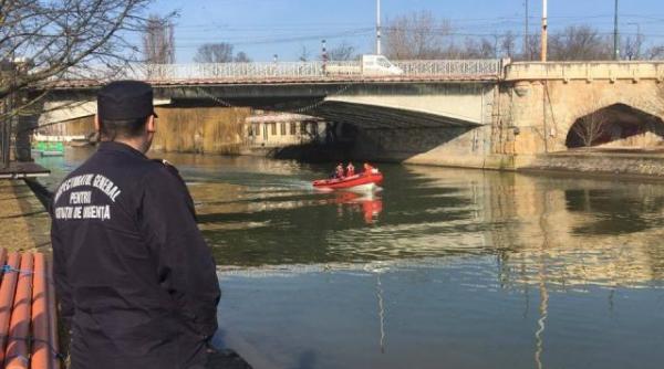 alerta pe bega un barbat este cautat in apele raului din timisoara