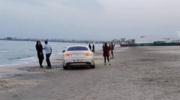 obiceiurile proaste mor greu in romania un individ si a parcat masina pe plaja la mamaia
