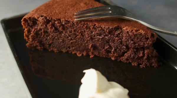 reteta zilei negresa cu sos de ciocolata si inghetata de vanilie